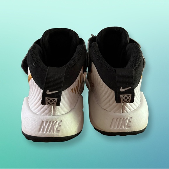 *SOLD* Nike BOYS' NIKE LITTLE KID TEAM HUSTLE D9 BASKETBALL SHOES - Picture 6 of 8